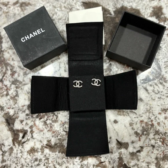 CHANEL Silver Earrings Elegant Jewelry - Picture 3 of 6